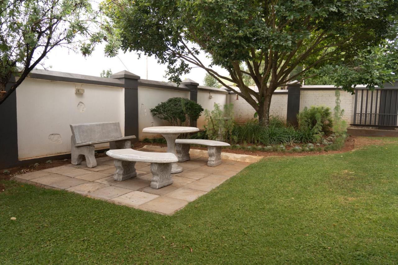 Rueby'S Guesthouse Dullstroom Esterno foto