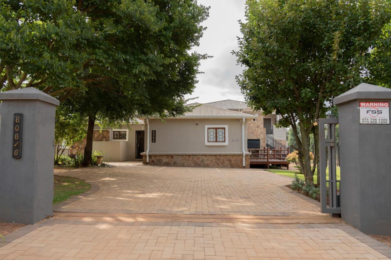 Rueby'S Guesthouse Dullstroom Esterno foto